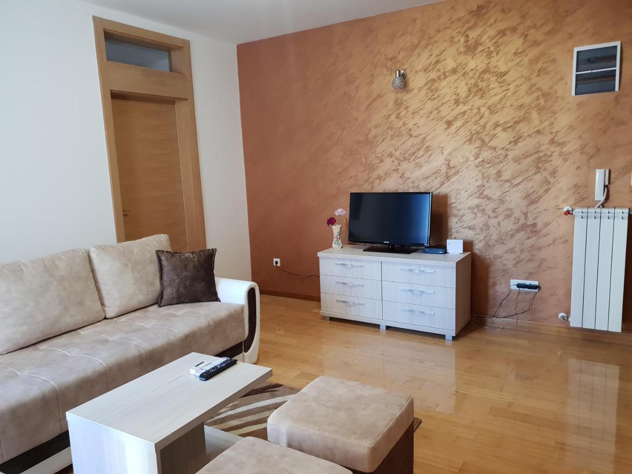 Apartman Kej Free Parking Kraljevo Kültér fotó